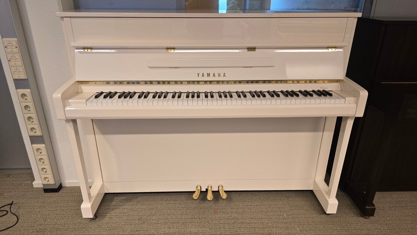 Piano Yamaha B2e  – Wit Hoogglans – Nagenoeg Onbespeeld, Ophalen, Zo goed als nieuw, Zwart, Hoogglans