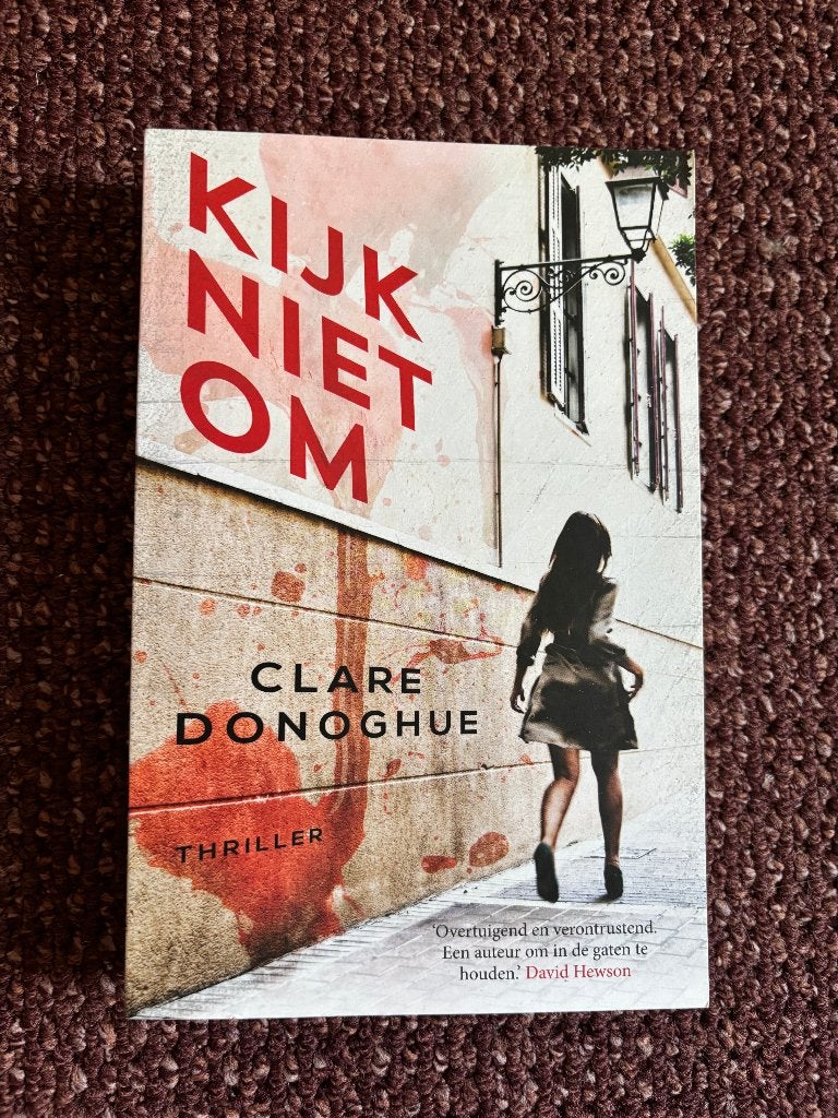 Clare Donoghue, Kijk niet om, Ophalen of Verzenden, Gelezen