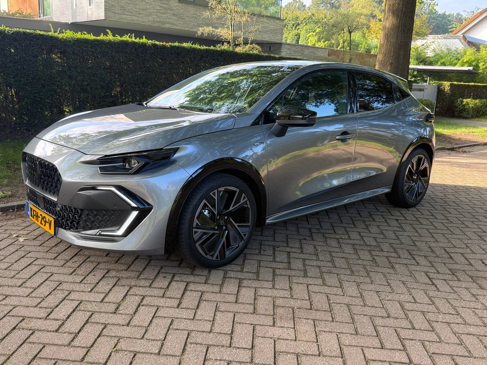 Nieuw model Renault Clio Hybrid 4 maanden jong 3700km, 1789 cc, 4 cilinders, 1246 kg, Origineel Nederlands