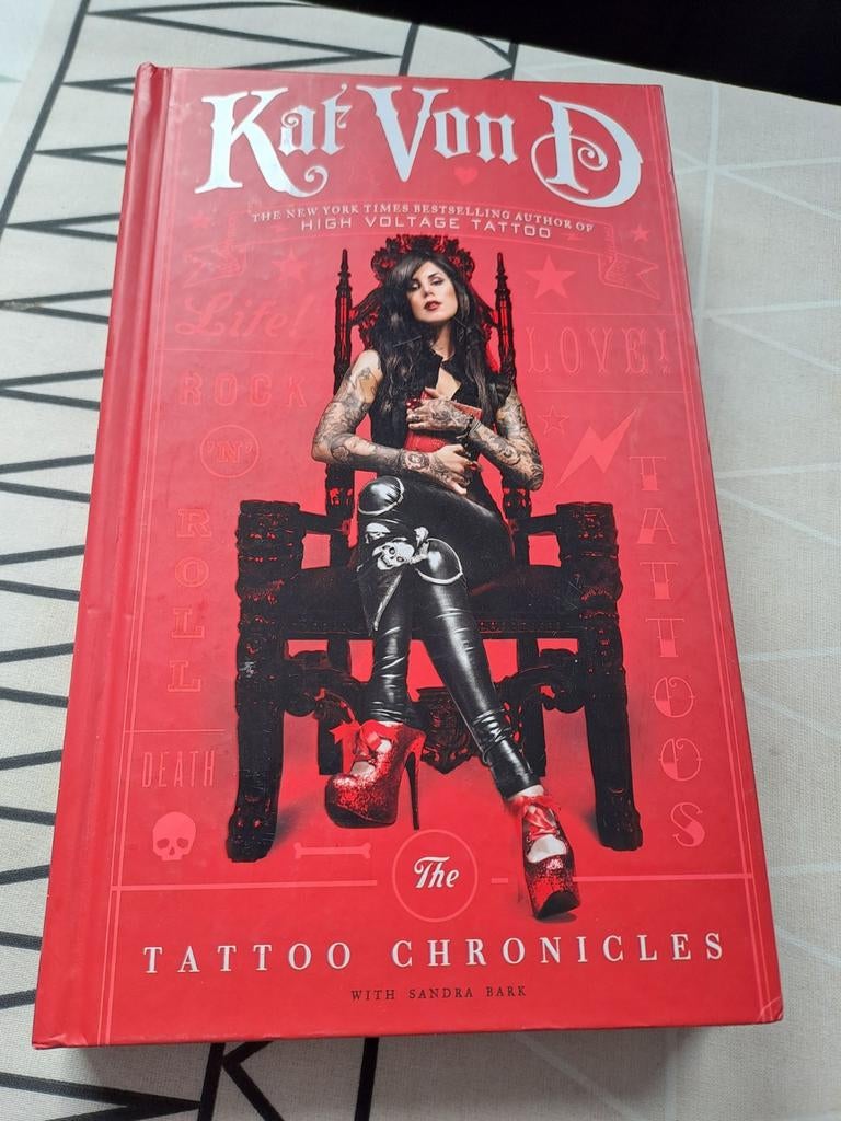 Kat Von D - The Tattoo Chronicles, Boeken, Ophalen of Verzenden, Zo goed als nieuw, Kat Von D, Amerika