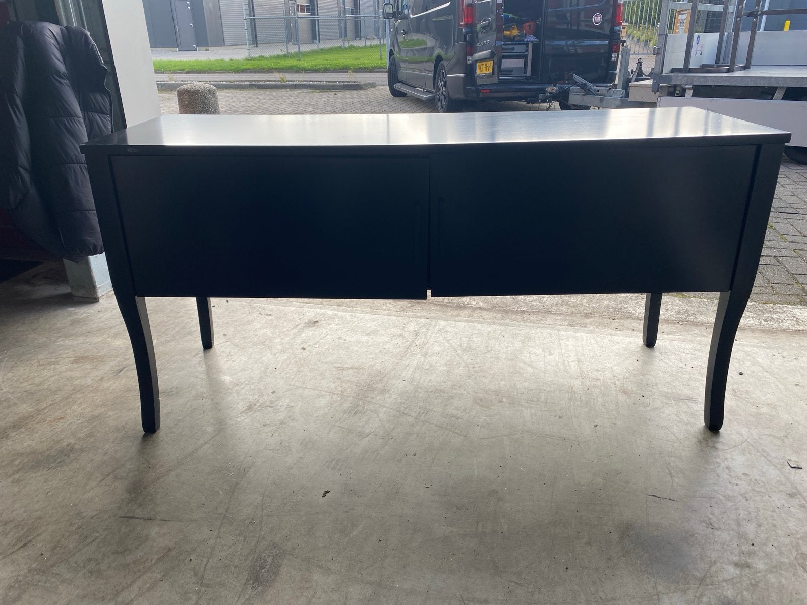 Zwart dressoir met deuren en gebogen poten, Ophalen, Gebruikt, 100 tot 150 cm, 25 tot 50 cm