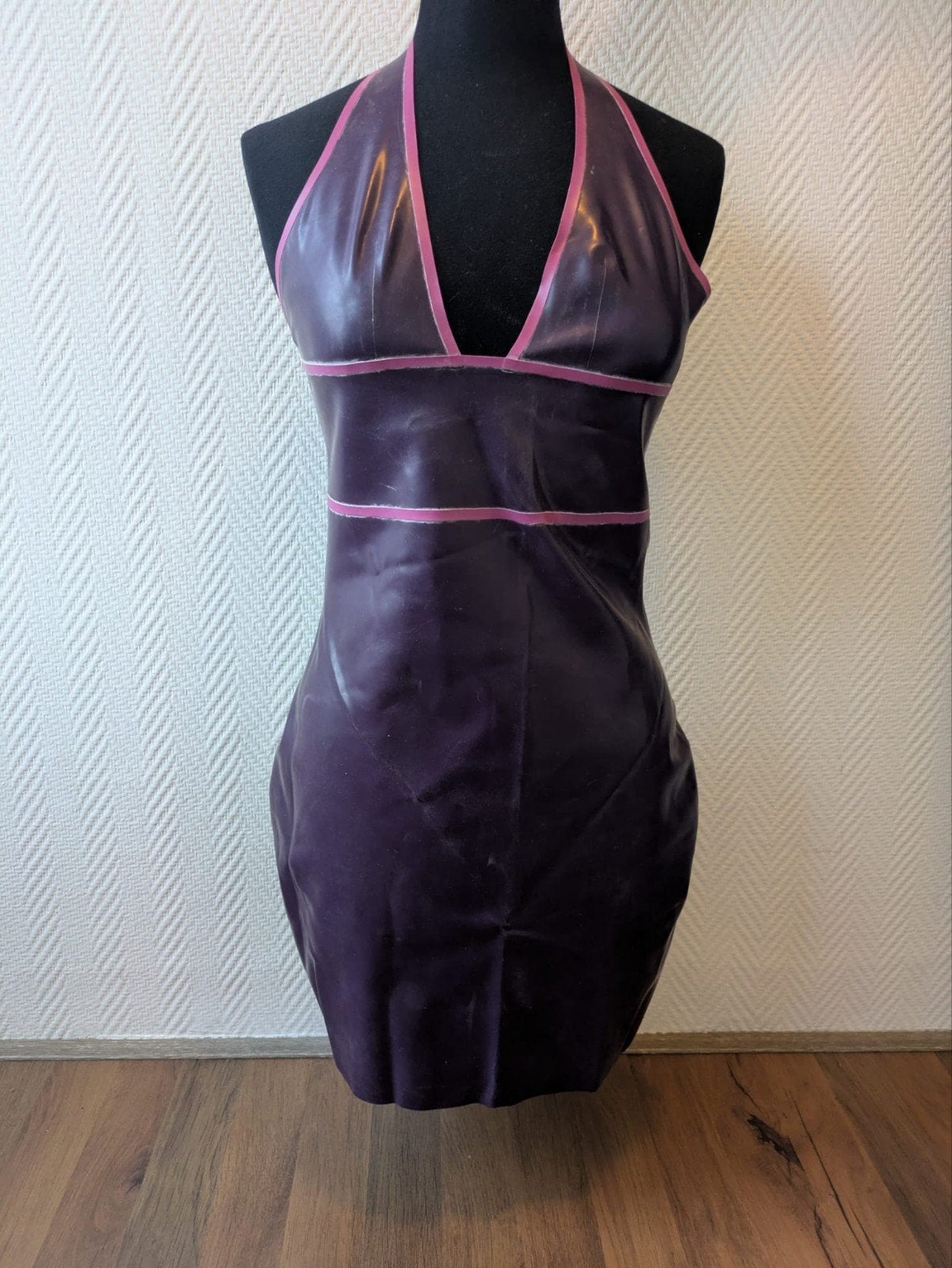 kinky latex halterjurk paars met roze accenten, Maat 38/40 (M), Paars, Ophalen of Verzenden, Boven de knie