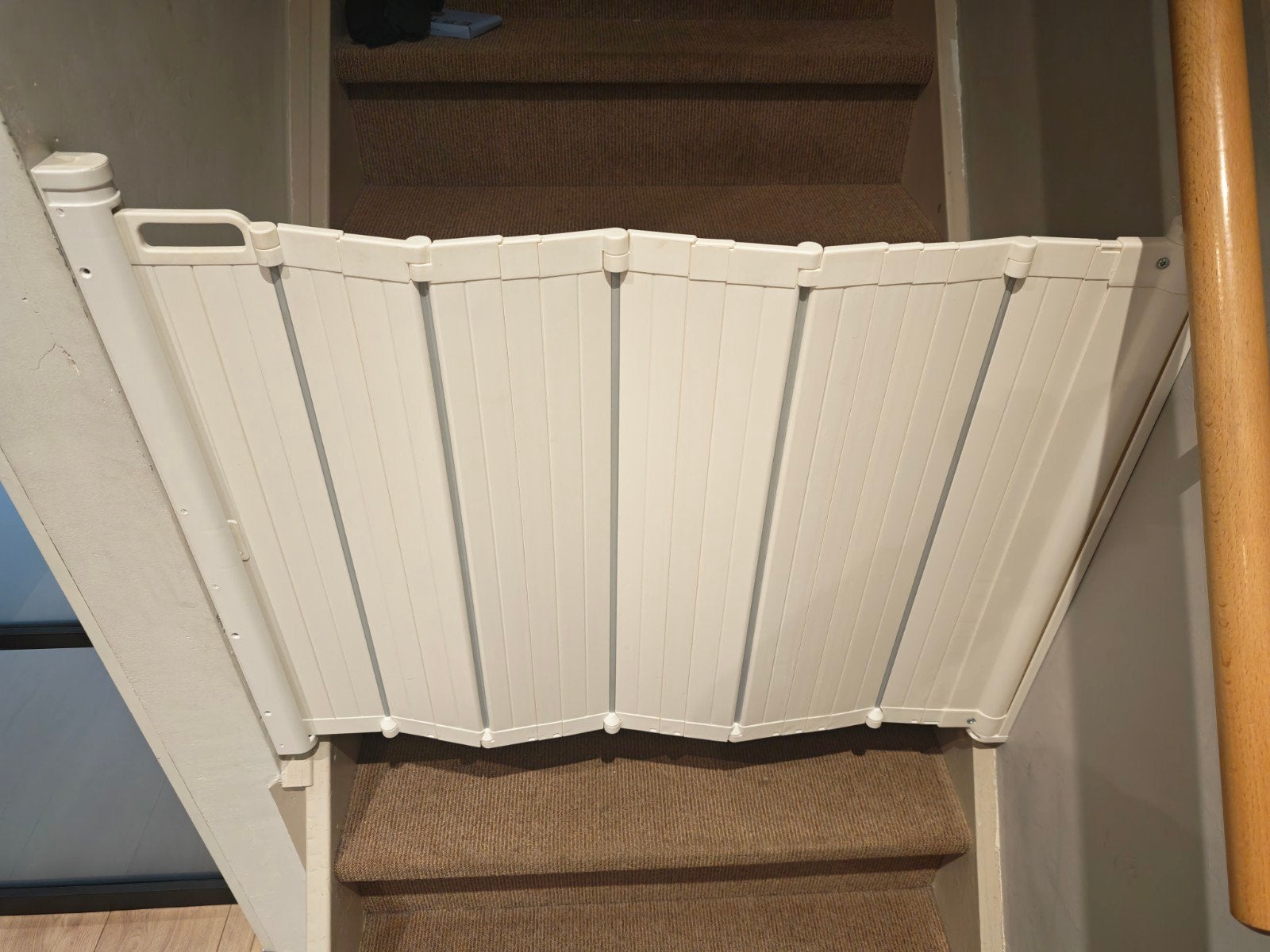 BabyDan Guard Me traphekje, automatisch opvouwbaar, 55-93 cm, Overige materialen, Oprolhekje, Ophalen of Verzenden, Zo goed als nieuw