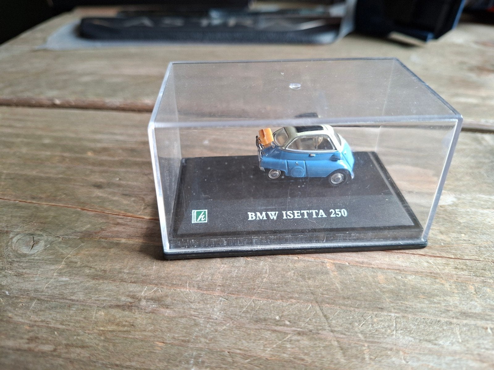 BMW Isetta 250 schaalmodel in vitrine, Ophalen of Verzenden, Zo goed als nieuw, Overige typen