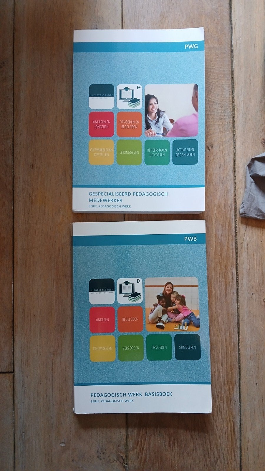 2 leerboeken Pedagogisch medewerker, Ophalen of Verzenden, Beta, Zo goed als nieuw, MBO