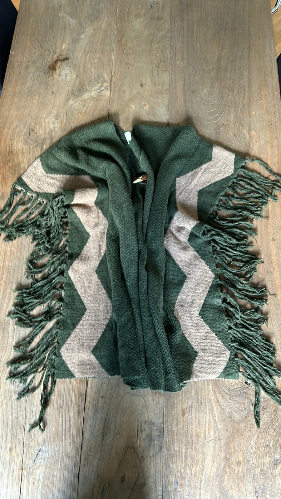 Groen-beige poncho met franjes en houten sluiting, Ophalen of Verzenden, Nieuw, Maat 38/40 (M), Groen