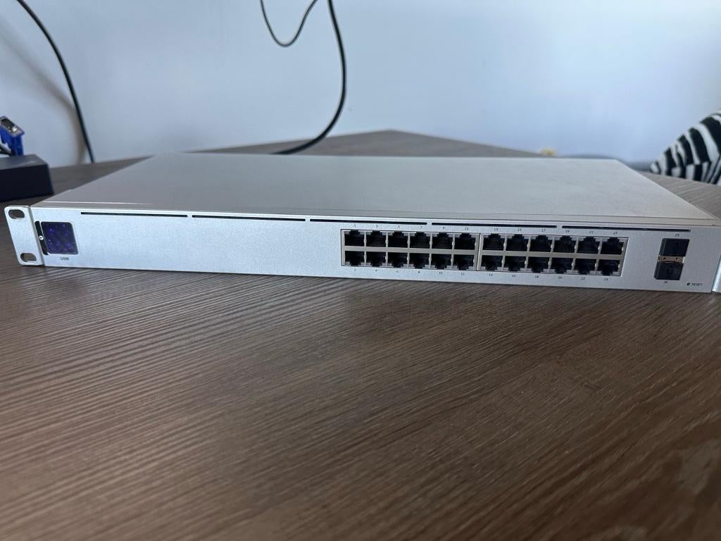 Ubiquiti UniFi USW-24 Gen2 24-Port Gigabit Switch Rackmount, Ophalen of Verzenden, Zo goed als nieuw