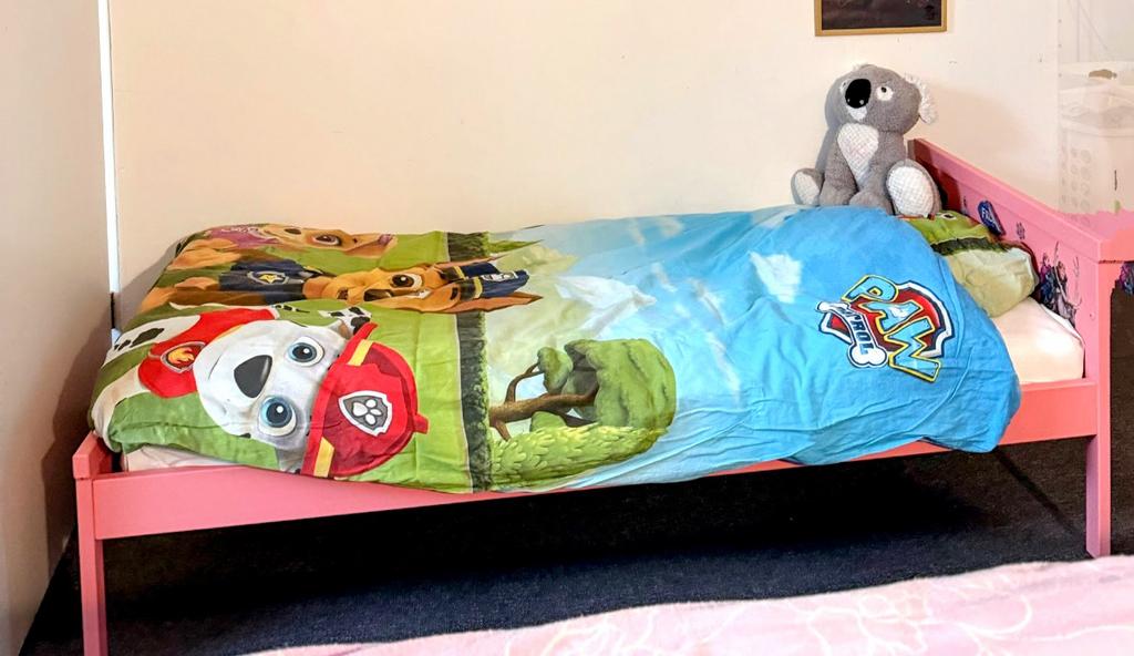 Peuterbed met stickers en roze geverfd, 70 tot 85 cm, Zo goed als nieuw, Matras, 140 tot 160 cm