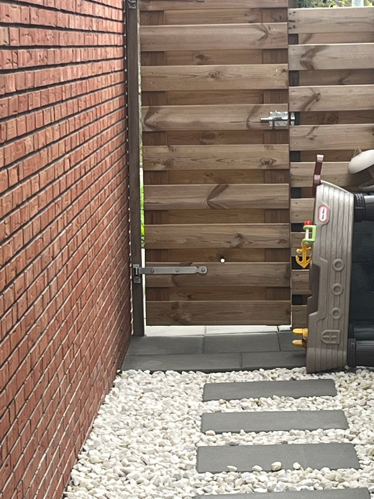 20m schutting met hardhouten palen en deur - z.g.a.n., Tuin en Terras, Schuttingen, Ophalen, 1 tot 2 meter, 6 meter of meer, Zo goed als nieuw