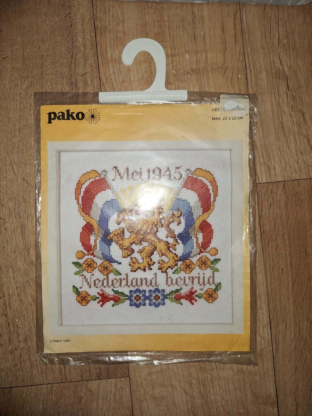 Pako Borduurpakket "Mei 1945 Nederland bevrijd", Ophalen of Verzenden, Nieuw, Handborduren, Borduurpakket