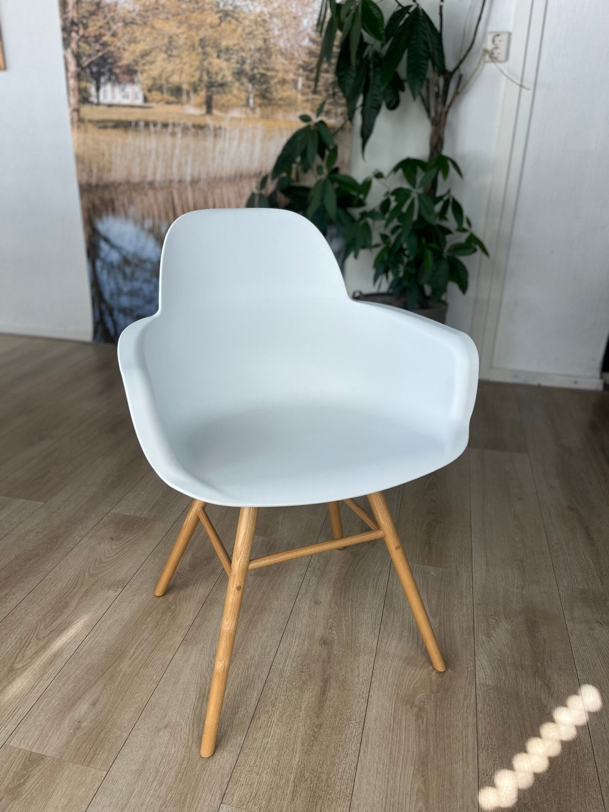 4x Witte Zuiver stoel met armleuning en houten poten, Wit, Zo goed als nieuw, Vier, Ophalen