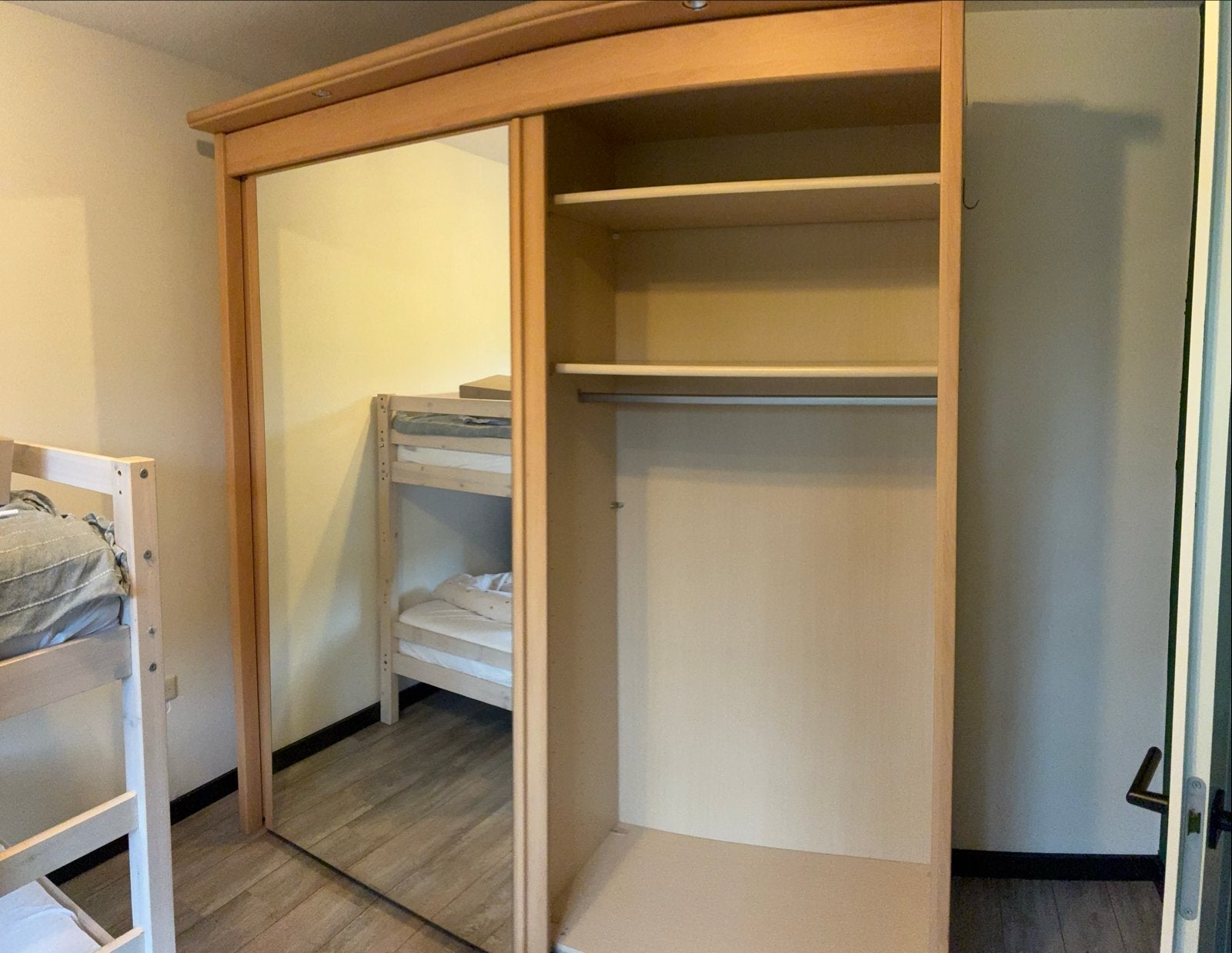 Wardrobe - Kledingkast met spiegel en schuifdeuren, Ophalen, Met plank(en), Gebruikt, 100 tot 150 cm