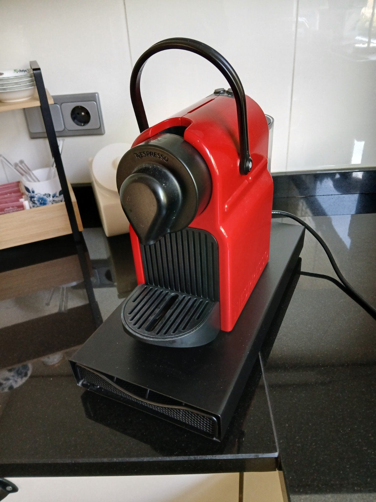 Nespresso Inissia koffiemachine - Rood, Ophalen of Verzenden, Gebruikt, Koffiemachine