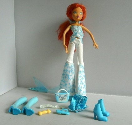 Winx # Bloom  24 cm met accessoires (ca 2008), Ophalen of Verzenden, Zo goed als nieuw, Pop