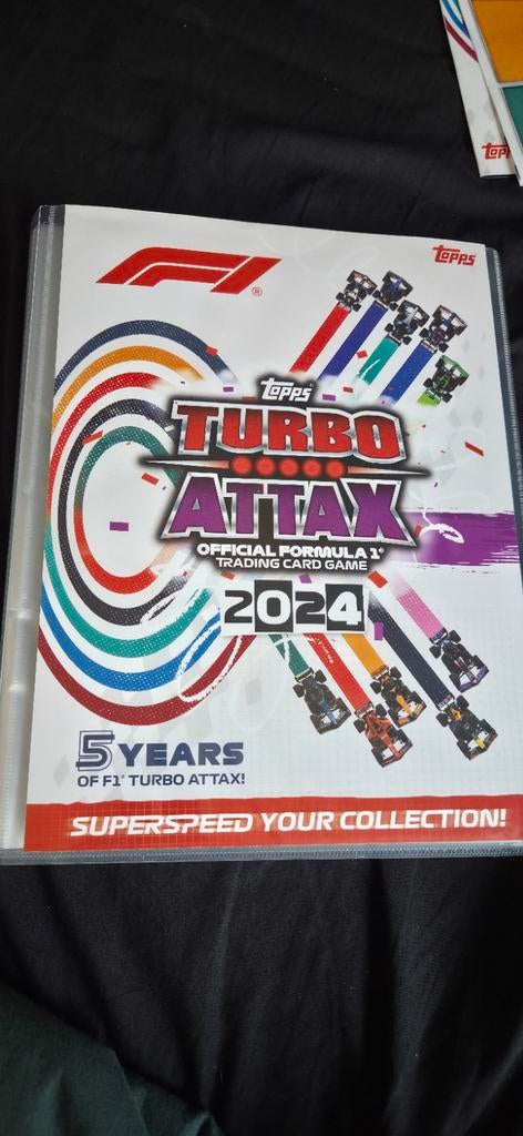 Topps Turbo Attax F1 2024 Verzamelmap met kaarten, Verzamelen, Ophalen, Zo goed als nieuw, Overige sporten, Spelerskaart