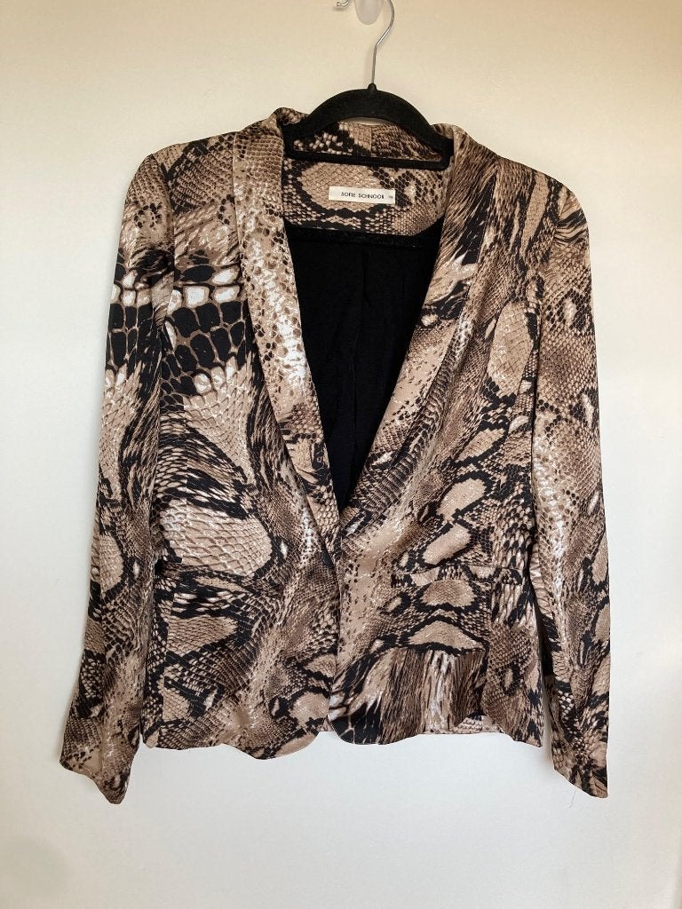 Sofie Schnoor bruine blazer satijnstof slangenprint maat xs, Bruin, Zo goed als nieuw, Jasje, Sofie Schnoor A/S