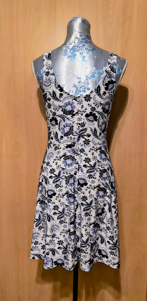 Jurk maat M, kreukvrij met bloemenprint, Kleding | Dames, Jurken, Maat 38/40 (M), Wit, Ophalen of Verzenden, Zo goed als nieuw