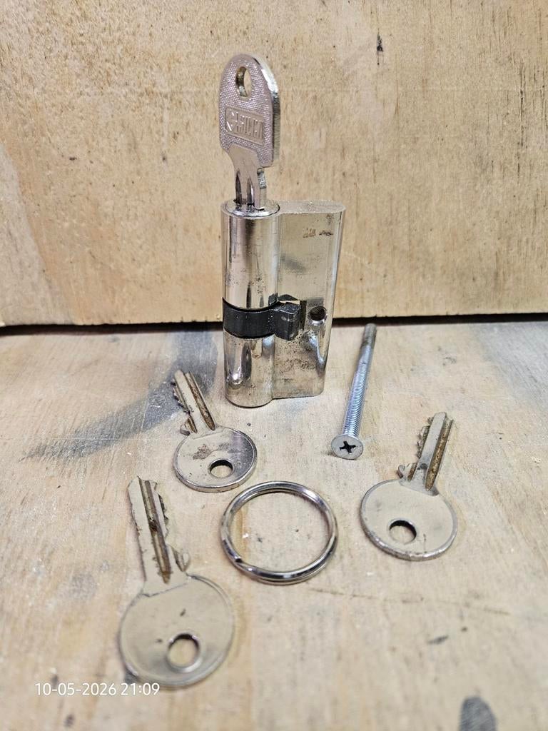 3 cilindersloten 30-30mm (2 merkloos, 1 Corbin) met sleutels, Ophalen of Verzenden