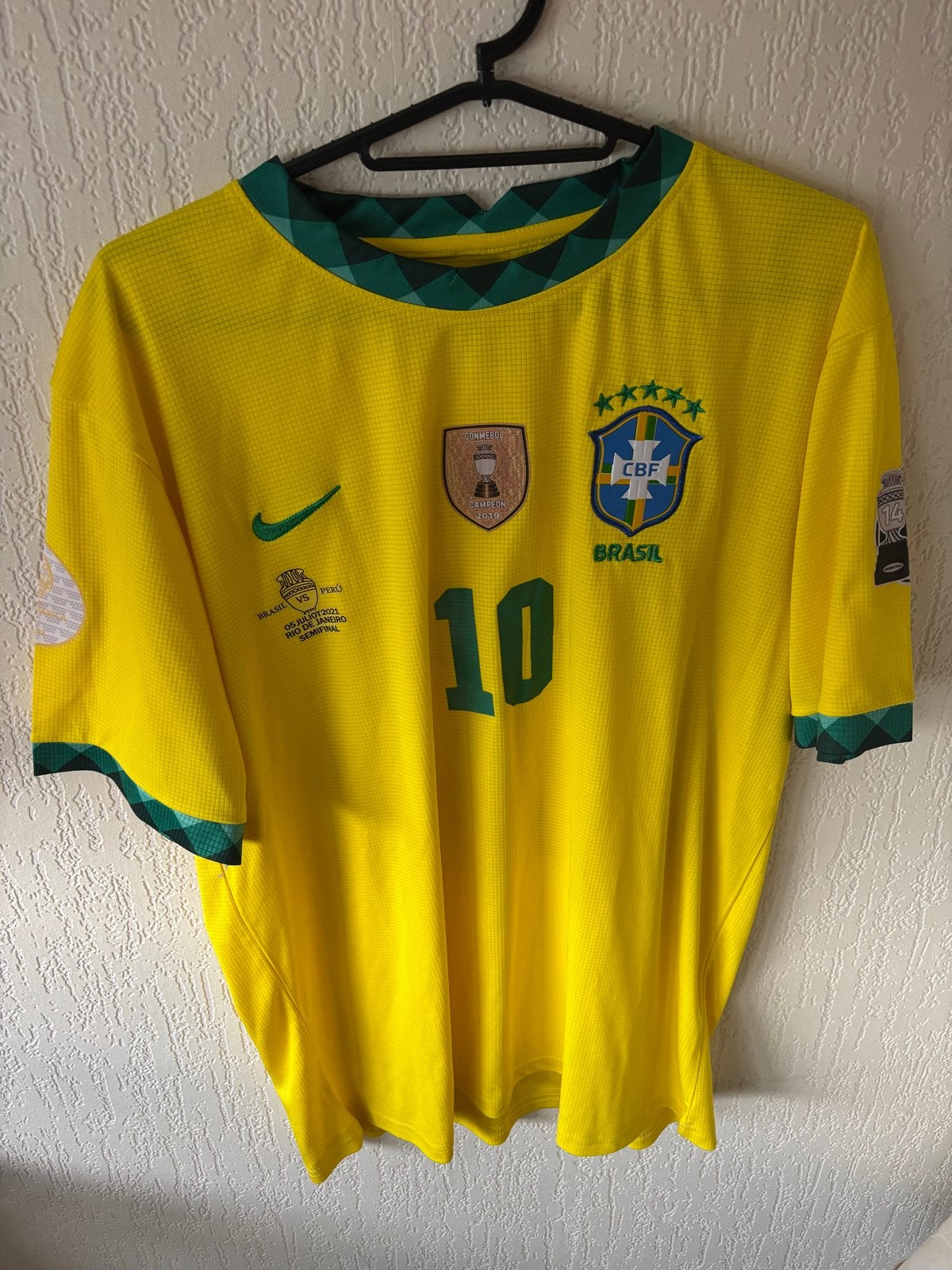 Neymar Jr. Brazilië thuisshirt - Maat L, Kleding | Heren, Maat 52/54 (L), Geel, Ophalen of Verzenden, Zo goed als nieuw