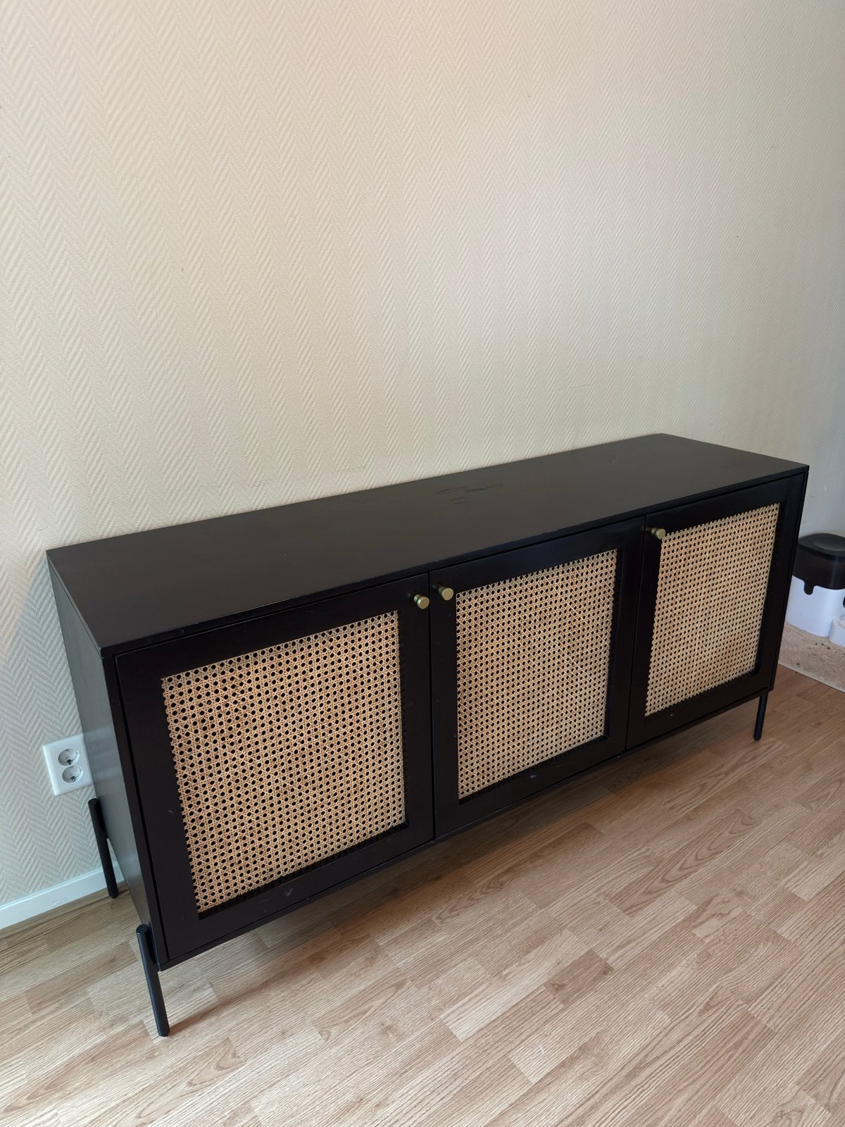 Westwing Zwart dressoir met rotan deuren, Ophalen, Gebruikt, 100 tot 150 cm, 25 tot 50 cm