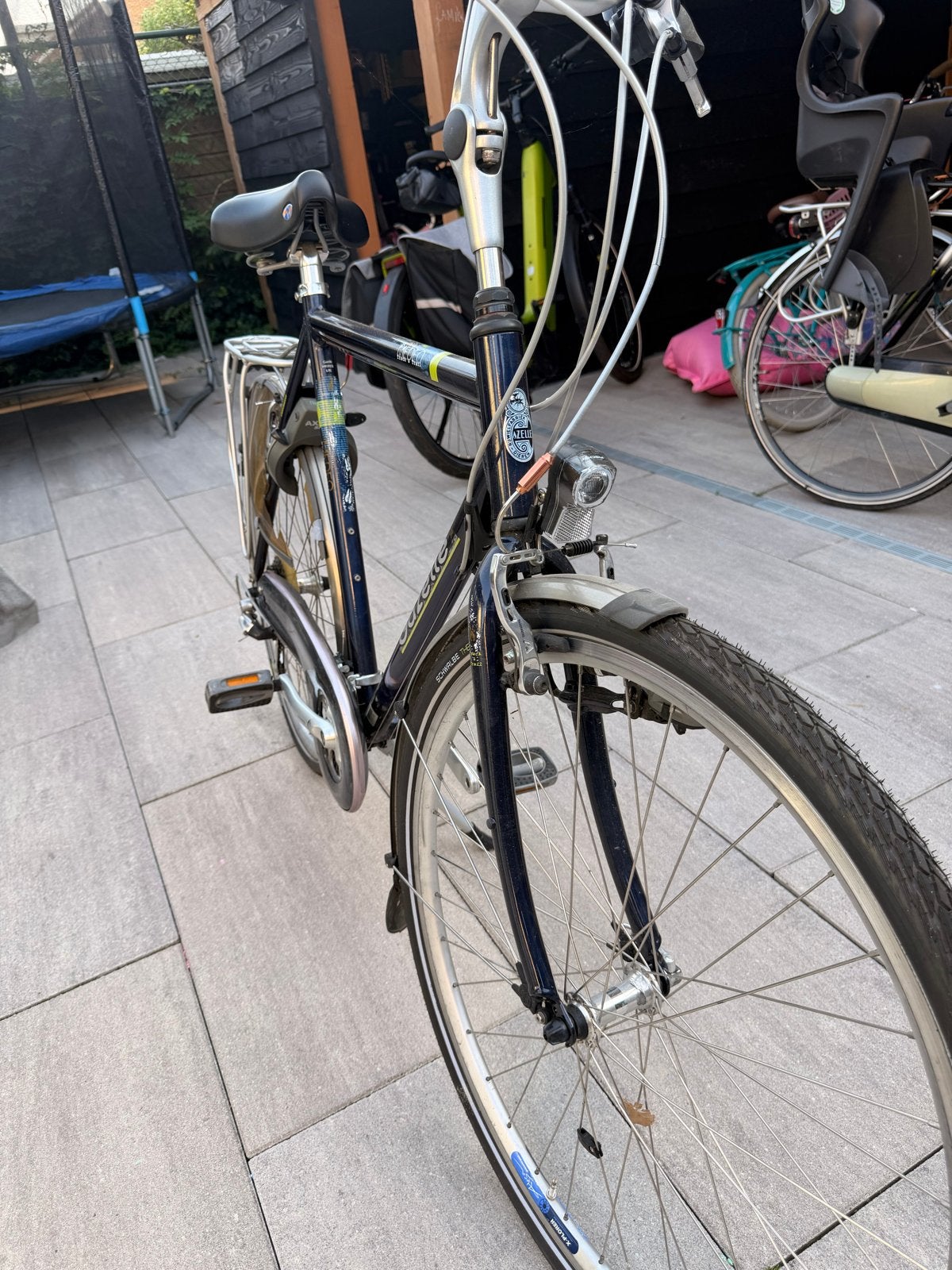 Gazelle fiets met lekke achterband en schade aan zijkap, Fietsen en Brommers, Fietsen | Heren | Herenfietsen, Ophalen, Gebruikt