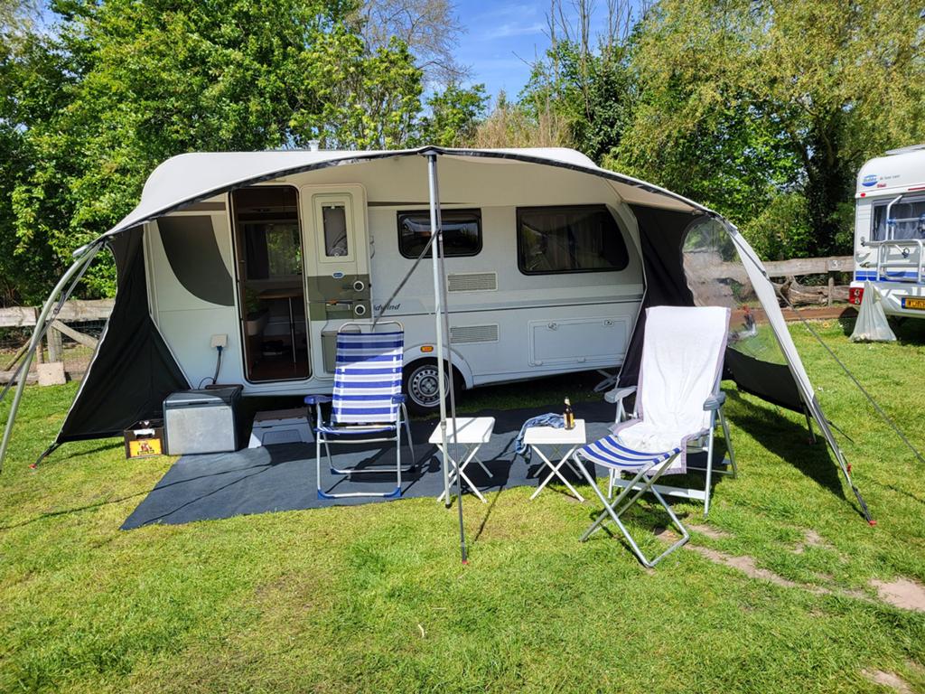 Knaus Sudwind 420 QD - 2015, Caravans en Kamperen, Caravans, Vast bed, Treinzit, Particulier, 4 tot 5 meter