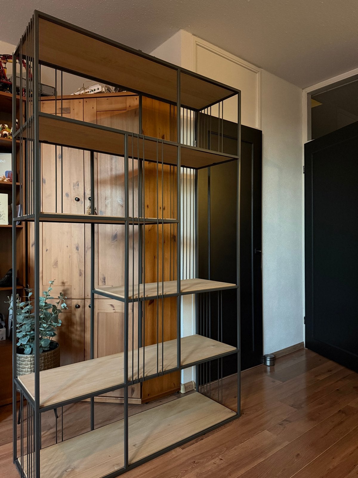 XOOON Niora Roomdivider 120 cm - Metaal grafiet, Huis en Inrichting, Met plank(en), 100 tot 150 cm, 200 cm of meer, Nieuw
