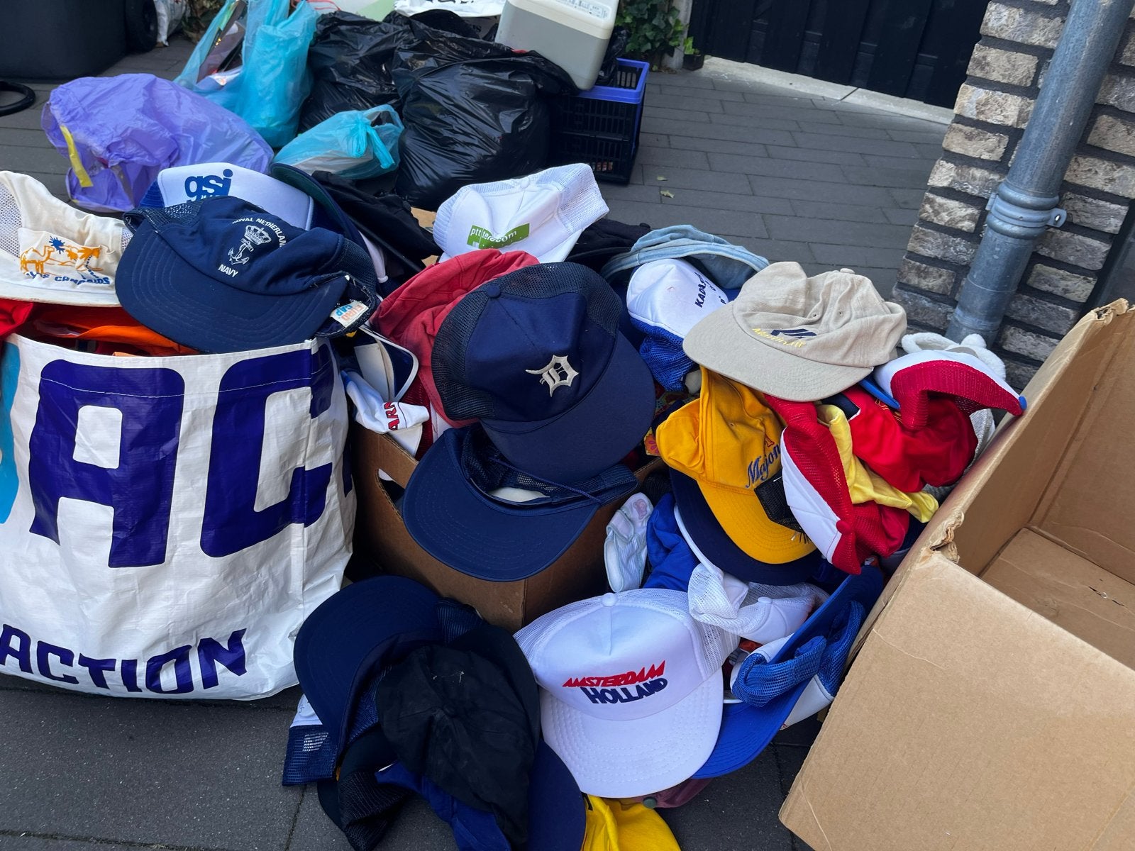 Grote verzameling diverse petten en hoeden, Ophalen, Gedragen, One size fits all, Pet