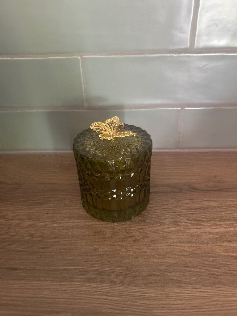 Vintage groen glazen sieradendoosje met gouden vlinderdeksel, Ophalen of Verzenden, Zo goed als nieuw