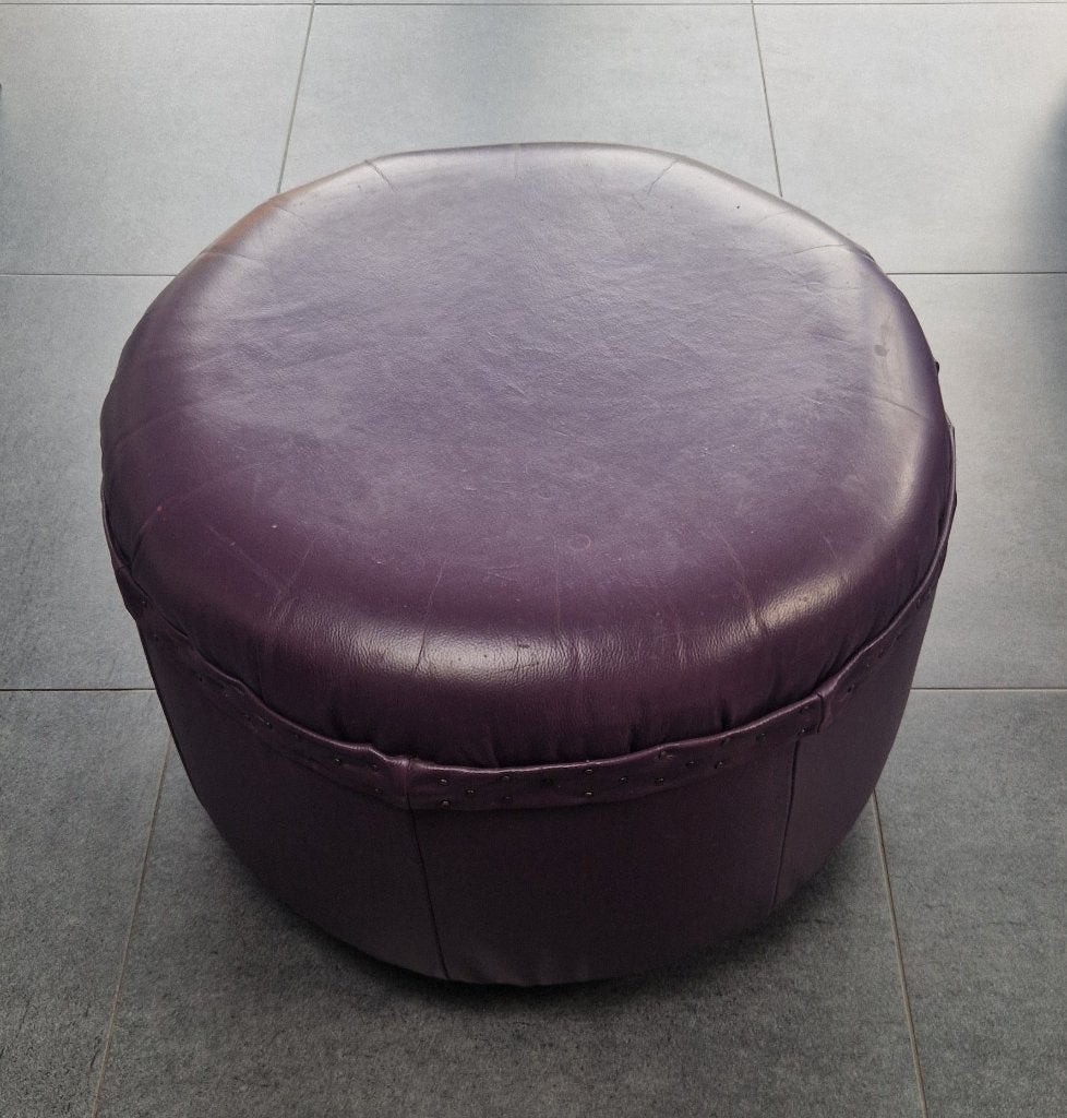 Mooie ronde paarse poef van leer, Ophalen, Gebruikt, 50 tot 75 cm, Rond