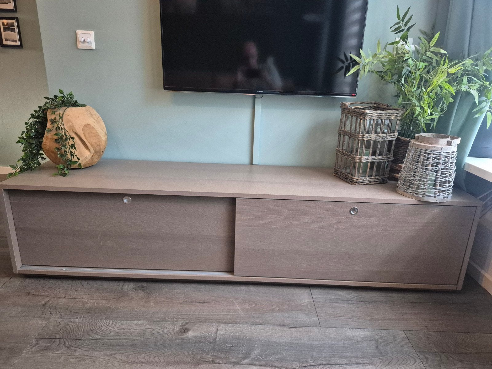 Modern TV-meubel met schuifdeuren - 190x45x43 cm, Huis en Inrichting, Ophalen, Gebruikt, 150 tot 200 cm, Minder dan 100 cm