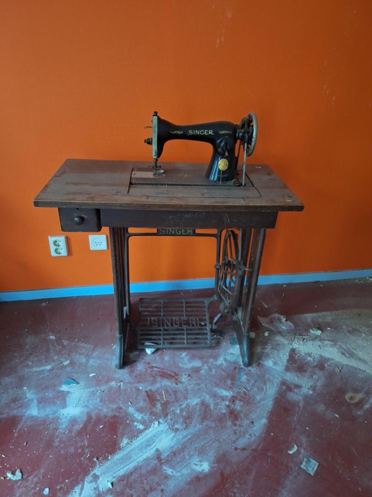 Antieke Singer Naaimachine met Houten Tafel, Antiek en Kunst, Antiek | Naaimachines, Ophalen