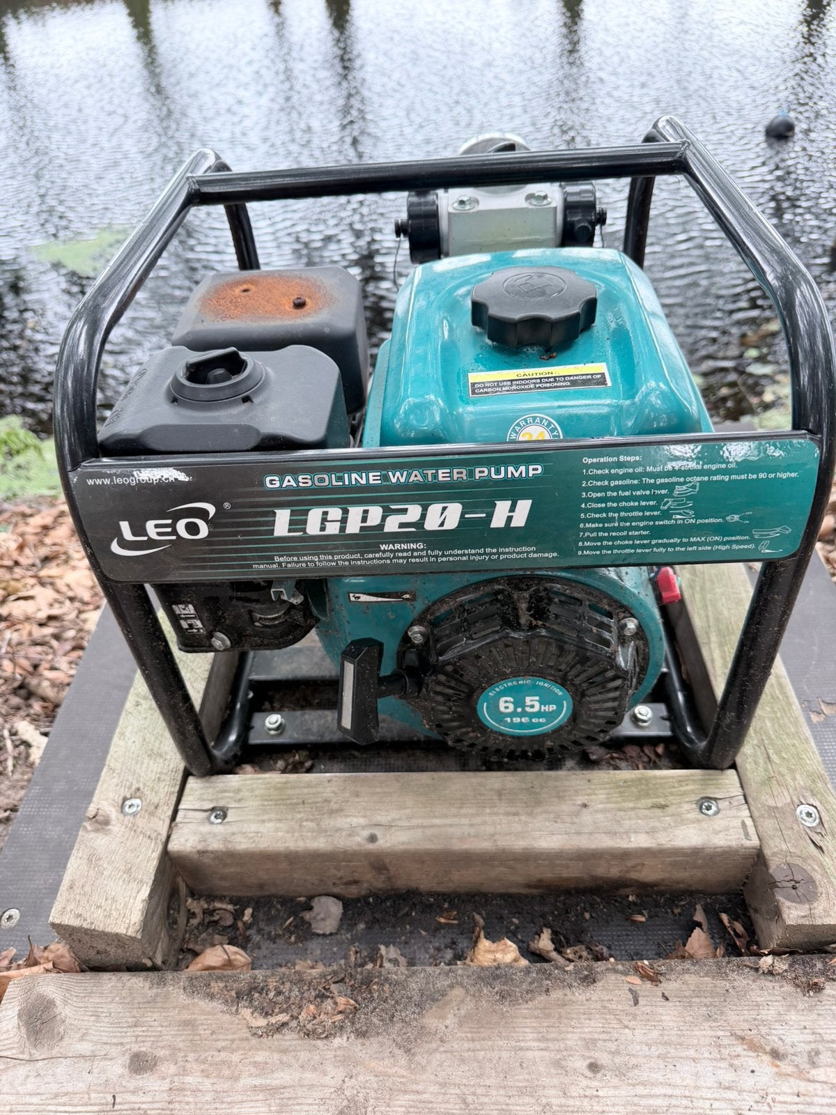 LEO LGP20-H motorpomp / benzine pomp incl zuigslang en korf, Ophalen, Zo goed als nieuw, Handmatig, Beregeningspomp