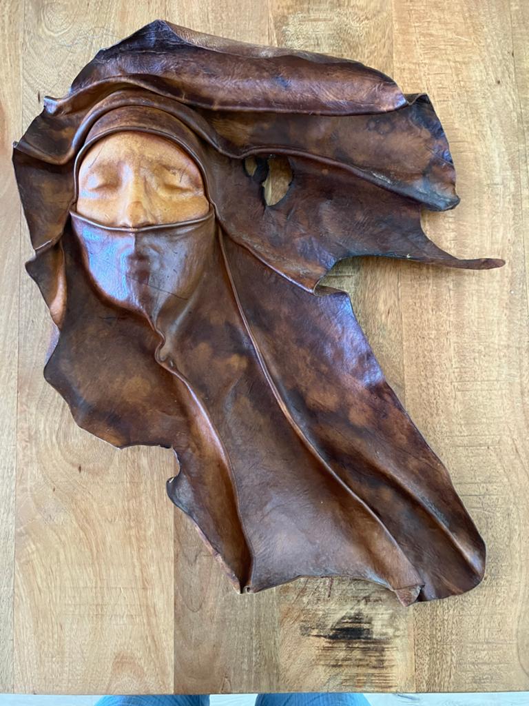 Leren masker "Cuero" van Rubén Darío - Prueba de Artista, Handgemaakt, 20 - 50 cm, Bruin, Vrouw