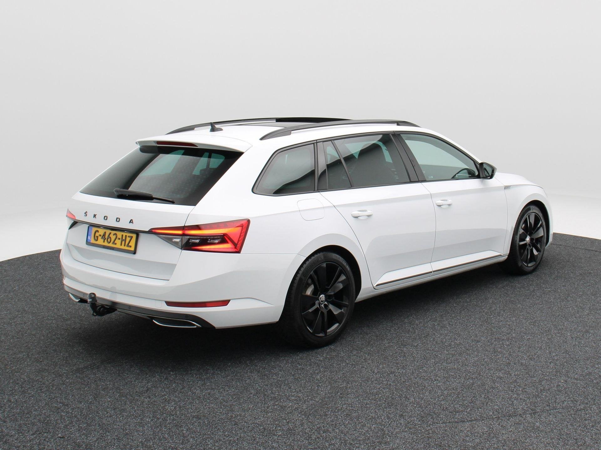 Skoda Superb Combi 1.5 TSi ACT 150 Pk Automaat Sportline Bus, Auto's, Skoda, 4 cilinders, 150 pk, Alcantara, Wit