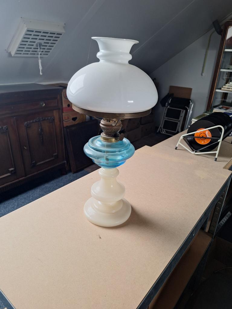 Antieke olielamp met blauw en wit glas.  65 euro, Ophalen of Verzenden