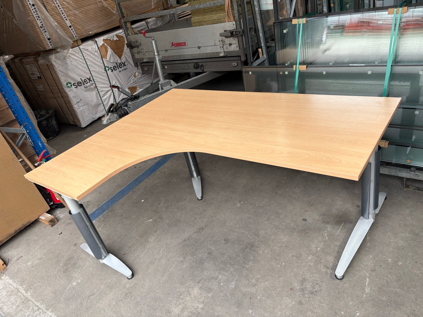 Hoekbureau met verstelbare poten - Licht houtkleur, Ophalen, Gebruikt, Hout, Hoekbureau