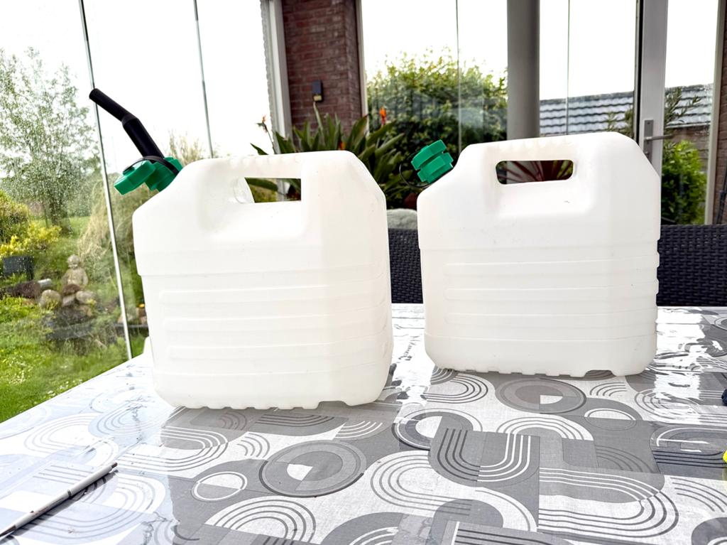 Watertanks met kraantje/schenktuit: 20L jerrycans, Ophalen of Verzenden, Zo goed als nieuw