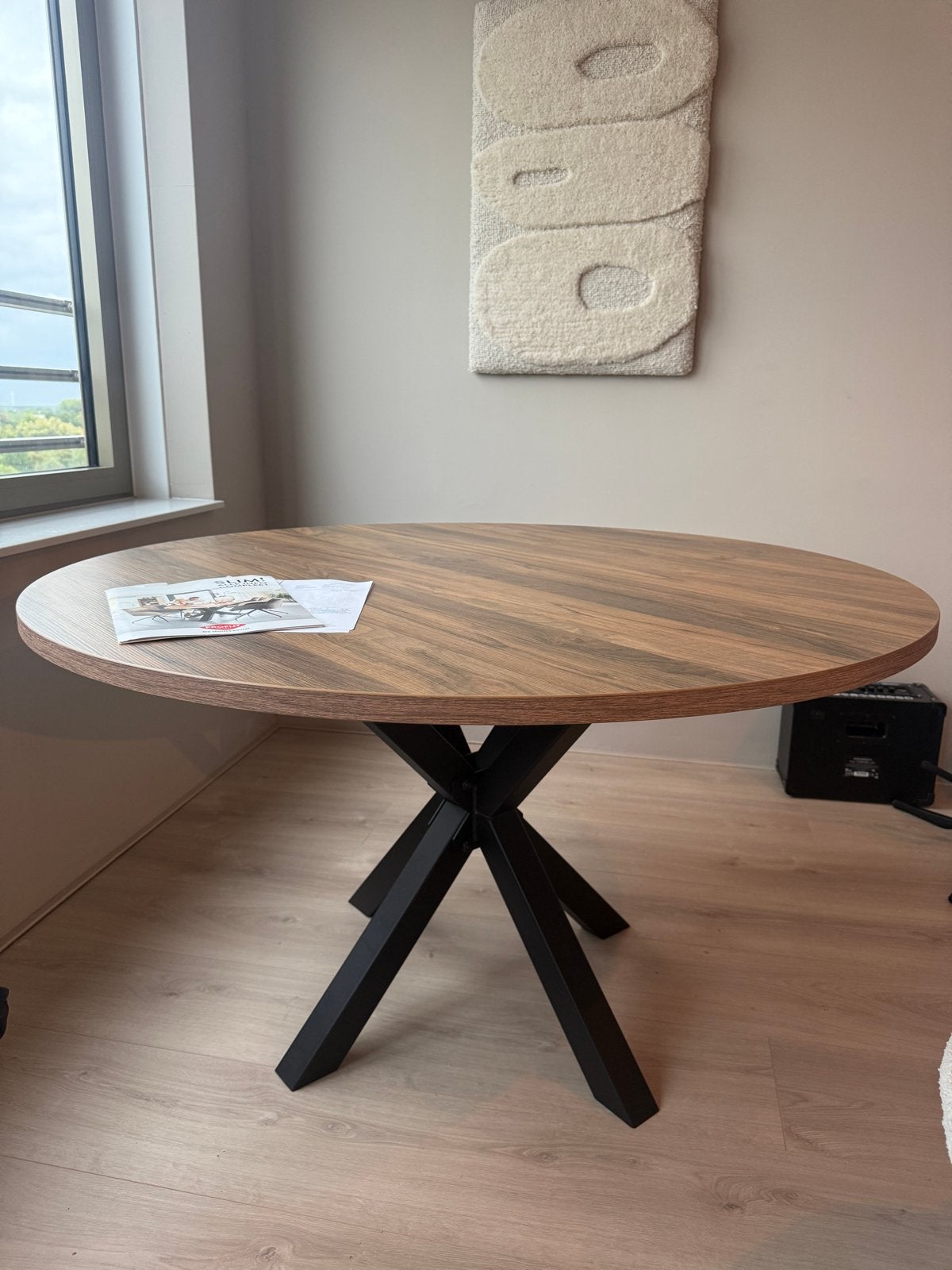 Ronde eettafel Levado met walnoot blad en zwart metalen poot, Huis en Inrichting, Ophalen, Rond, Nieuw, Vier personen