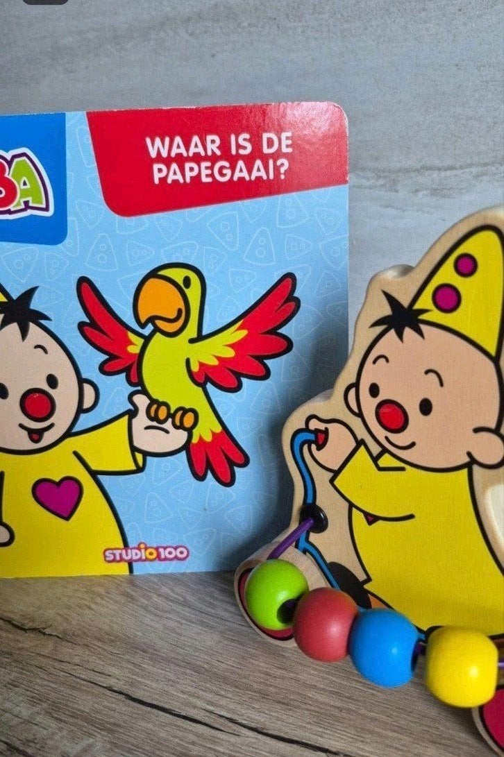 Bumba boekje 'Waar is de papegaai?' en houten trekfiguur, Gelezen, Studio 100, Ophalen of Verzenden, Uitklap-, Voel- of Ontdekboek