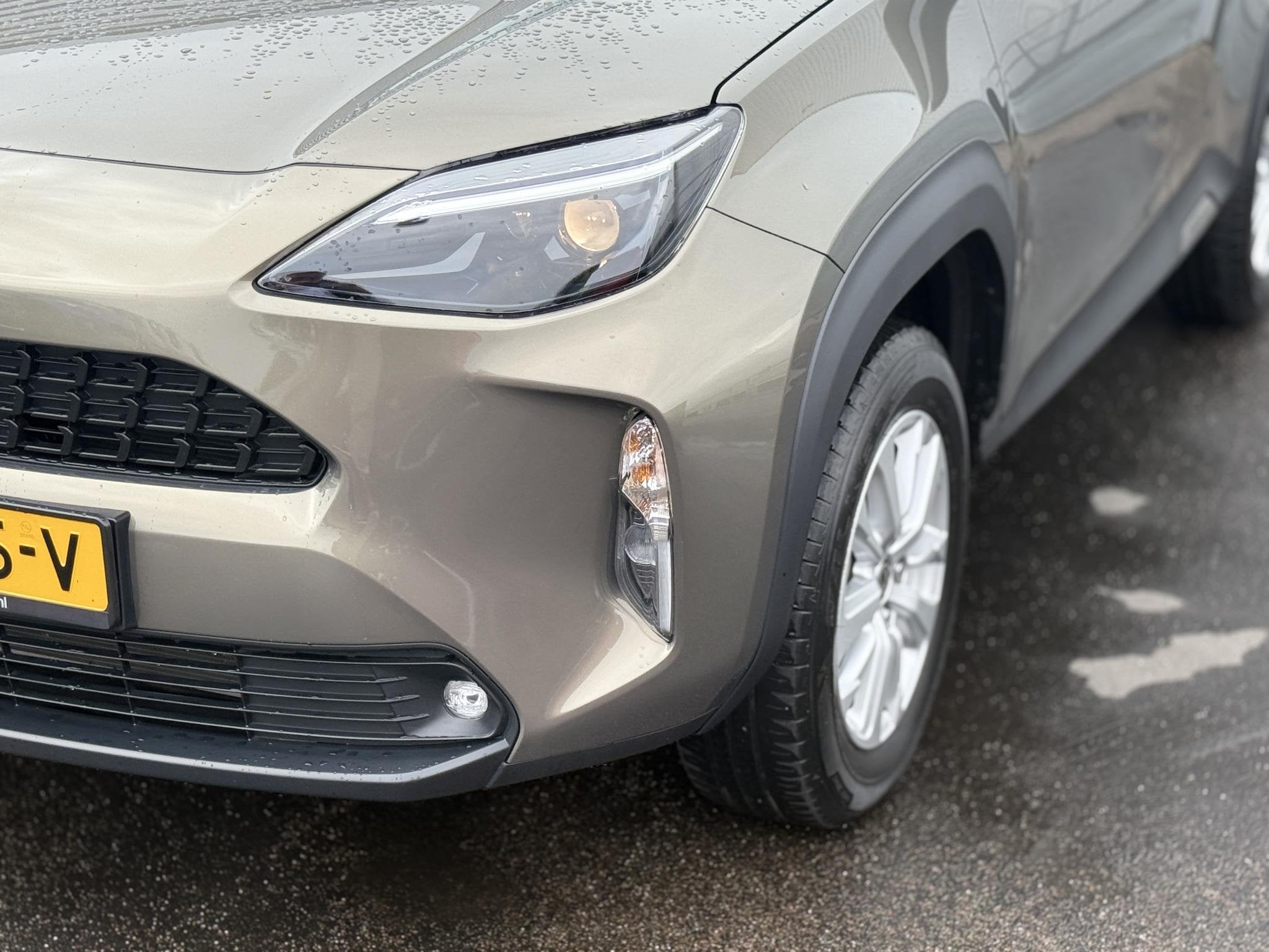 Toyota Yaris Cross 1.5 Hybrid 115 Active 3x div. kleuren bes, Auto's, Dealer onderhouden, Stof, Gebruikt, Start-stop-systeem