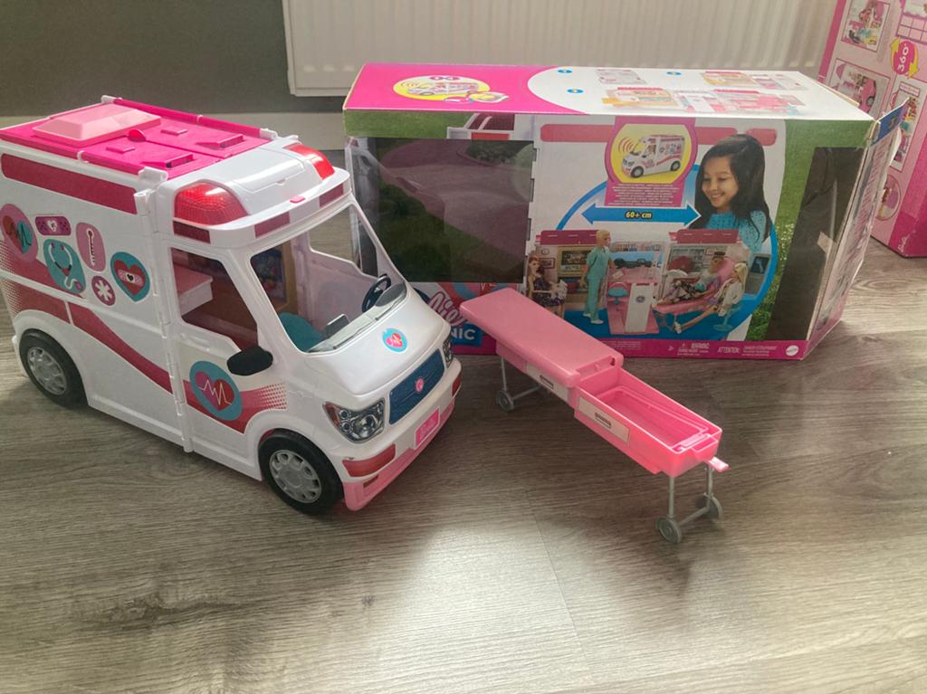Barbie ambulance met licht en geluid, Ophalen of Verzenden, Gebruikt