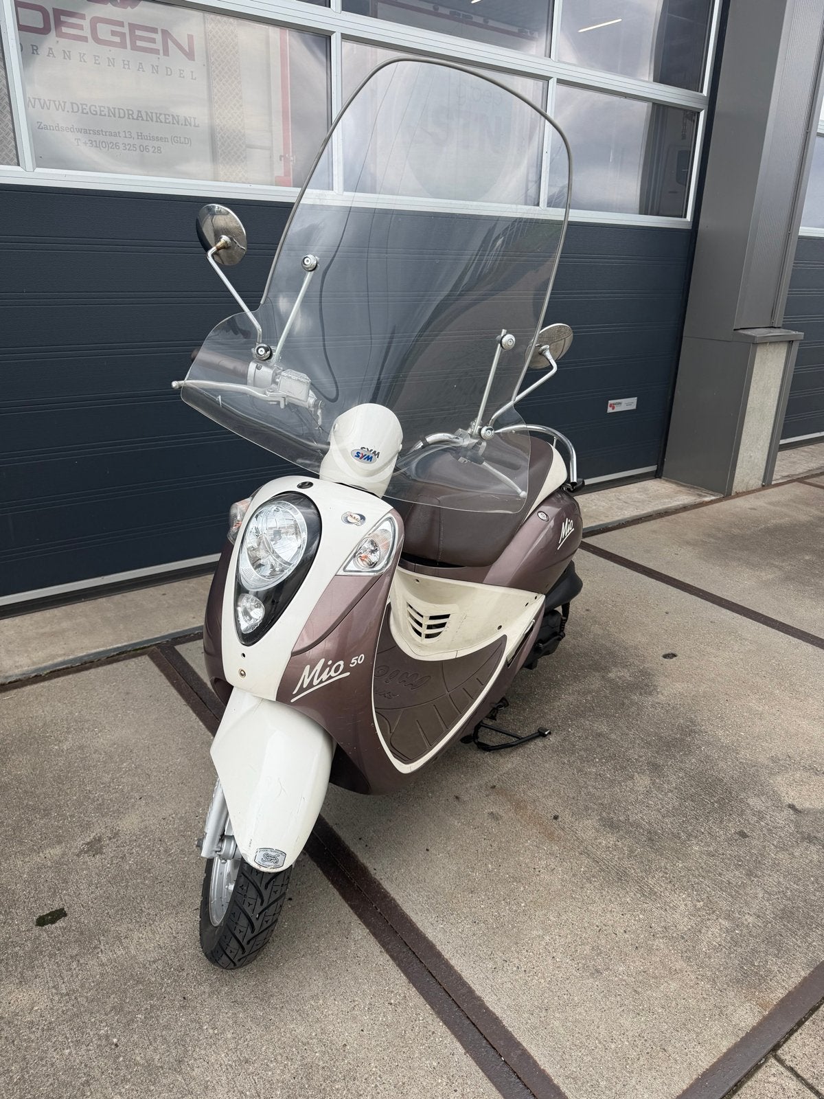 Sym Mio Scooter - Bruin/Wit - Gebruikt, Ophalen of Verzenden, Gebruikt, Benzine, SYM