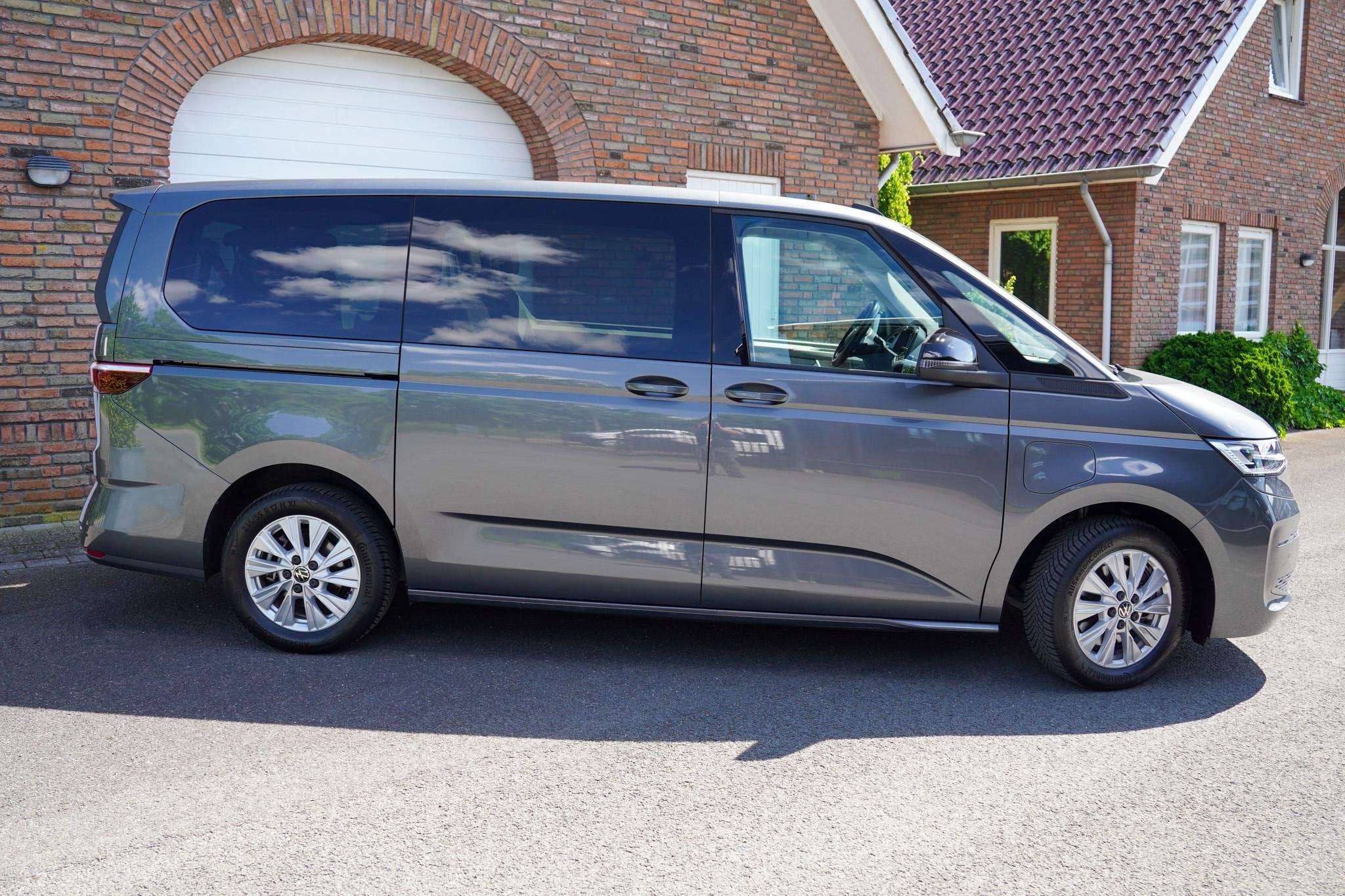 Volkswagen Multivan 1.4 eHybrid L2H1 Style Panodak Trekhaak, Auto's, Volkswagen, Gebruikt, Euro 6, 138 €/maand, 7 stoelen