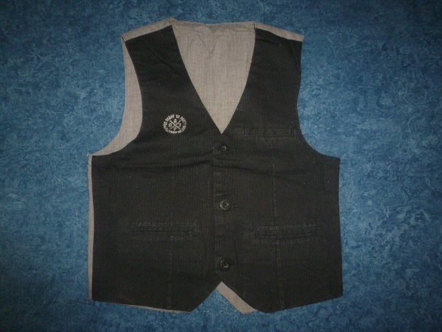 HAAST NIEUW 2 super mooie grijs met zwarte gilet maat 134, Ophalen of Verzenden, Zo goed als nieuw, Jongen, Overige typen