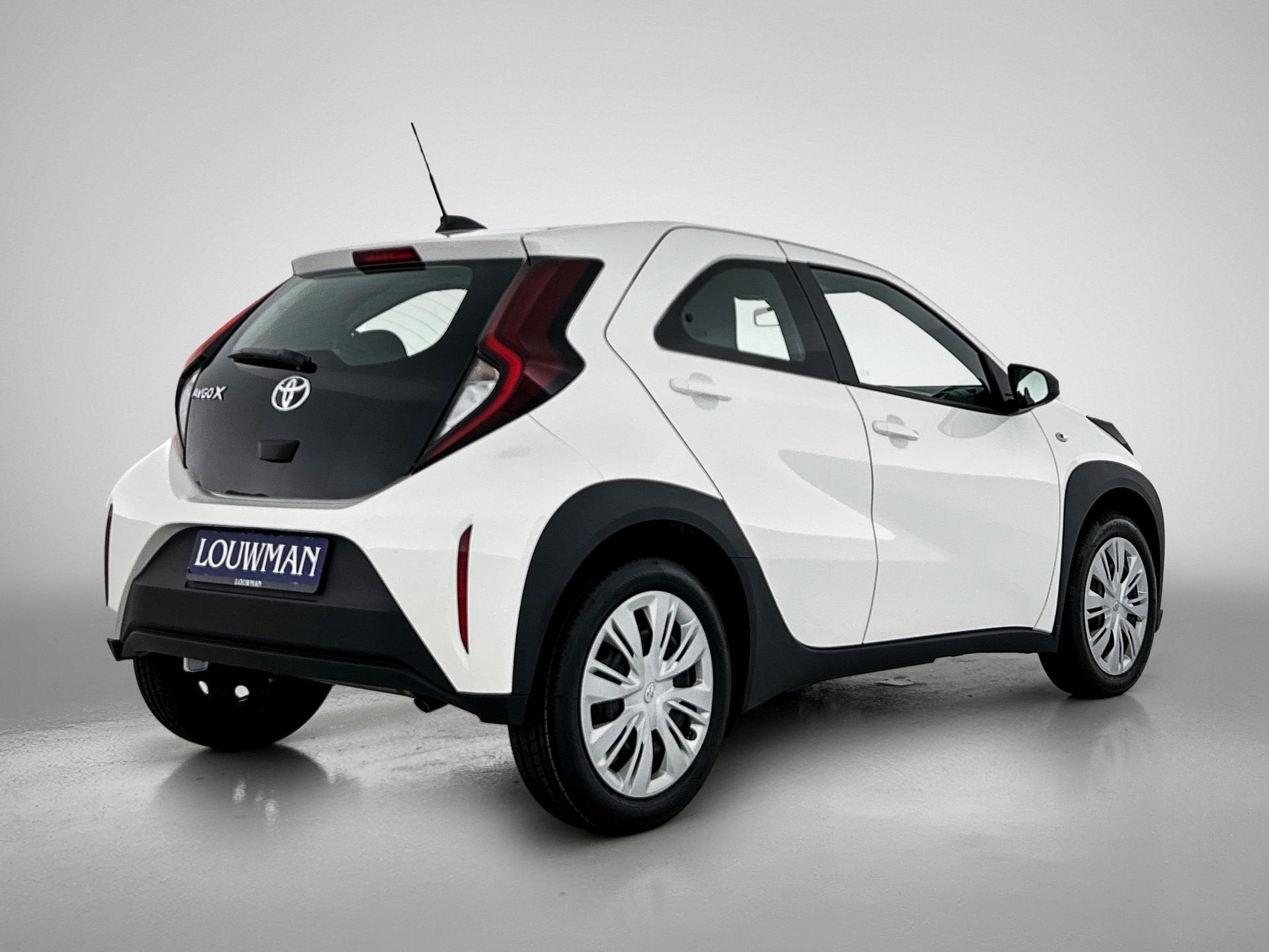 Toyota Aygo X 1.0 VVT-i MT Play *NIEUW* | Direct leverbaar!, Auto's, 12 maanden, Stof, Euro 6, 920 kg