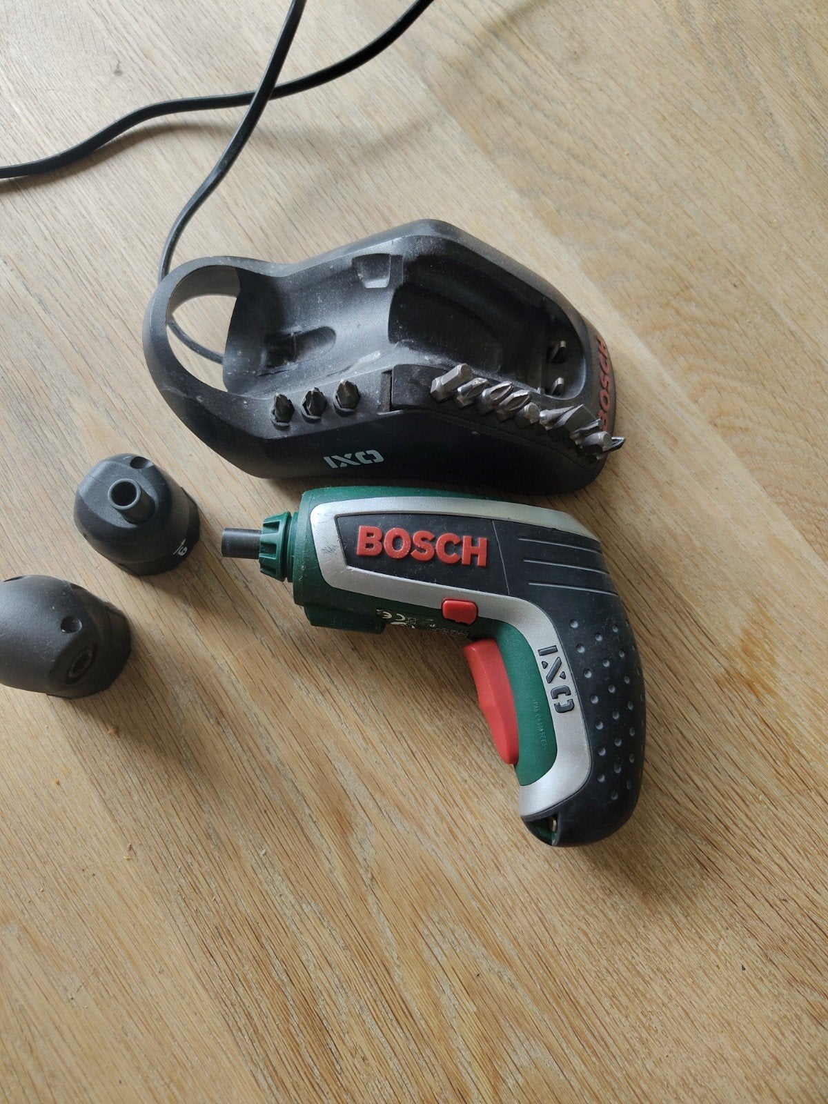 Bosch IXO Accuschroevendraaier met Oplader en Opzetstukken, Gebruikt, Variabele snelheid, Ophalen of Verzenden, Boor- en Schroefmachine