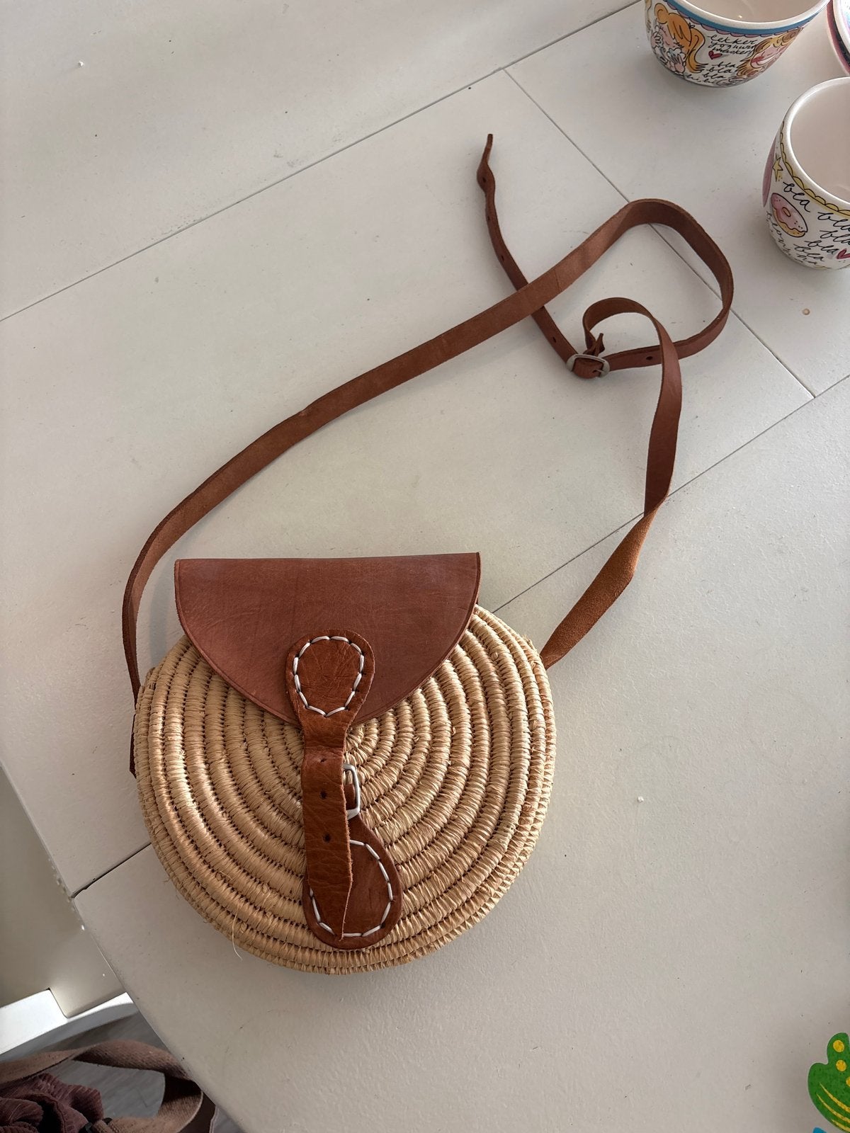 Rieten tasje met leren flap en schouderband, Ophalen of Verzenden, Gebruikt, Beige, Schoudertasje