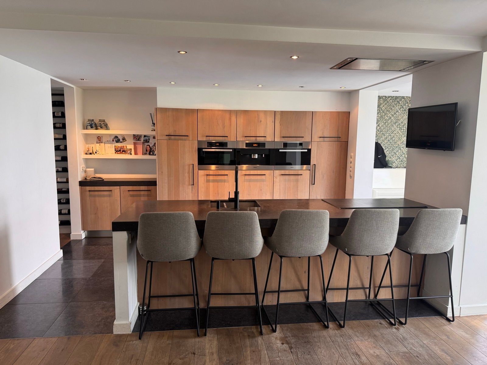 Moderne massief houten keuken met kookeiland, Huis en Inrichting, Keuken | Complete keukens, Ophalen, Overige materialen, Bruin