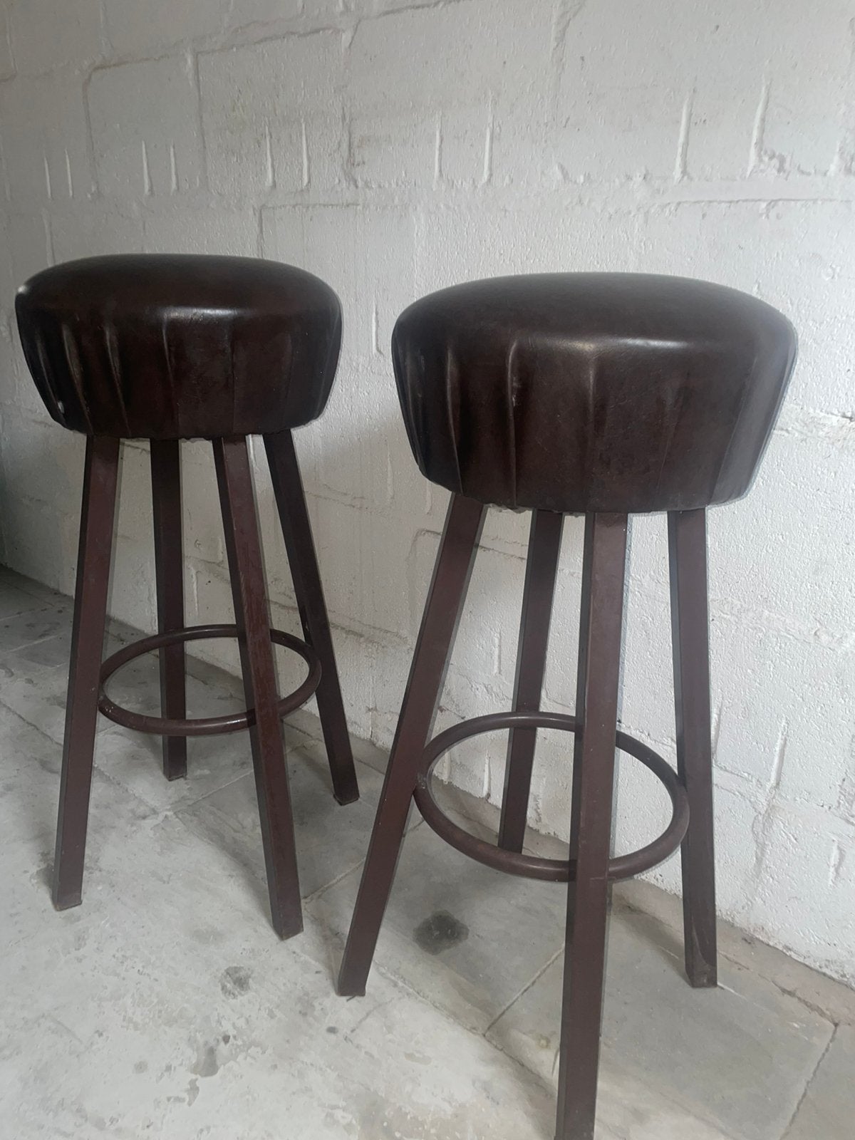 2 retro barkrukken leer bruin metaal, Huis en Inrichting, Barkrukken, 60 tot 90 cm, Ophalen of Verzenden, Zo goed als nieuw, Metaal